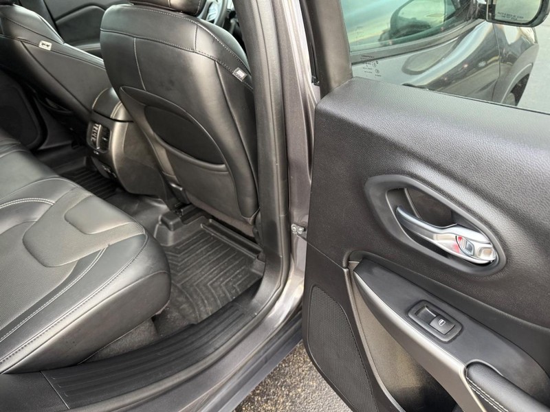 Jeep Cherokee Vehicle Full-screen Gallery Image 13