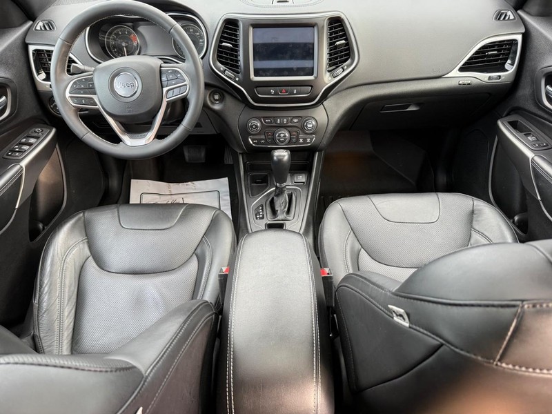 Jeep Cherokee Vehicle Full-screen Gallery Image 15