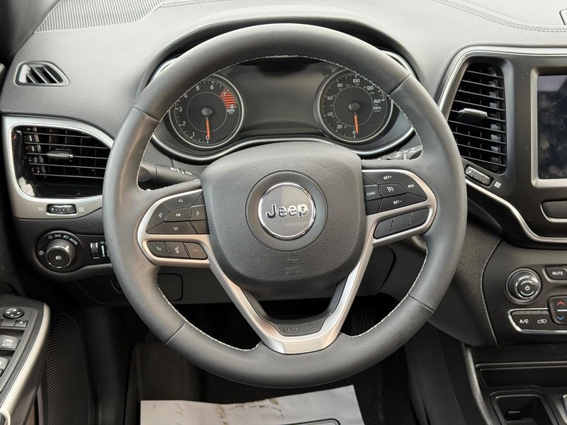 Jeep Cherokee Vehicle Full-screen Gallery Image 16