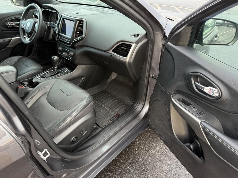 Jeep Cherokee Vehicle Full-screen Gallery Image 17