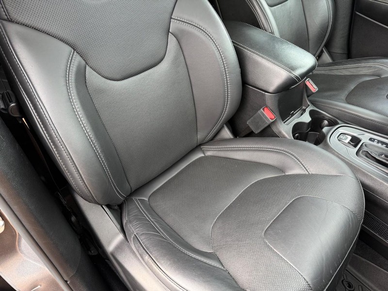 Jeep Cherokee Vehicle Full-screen Gallery Image 18