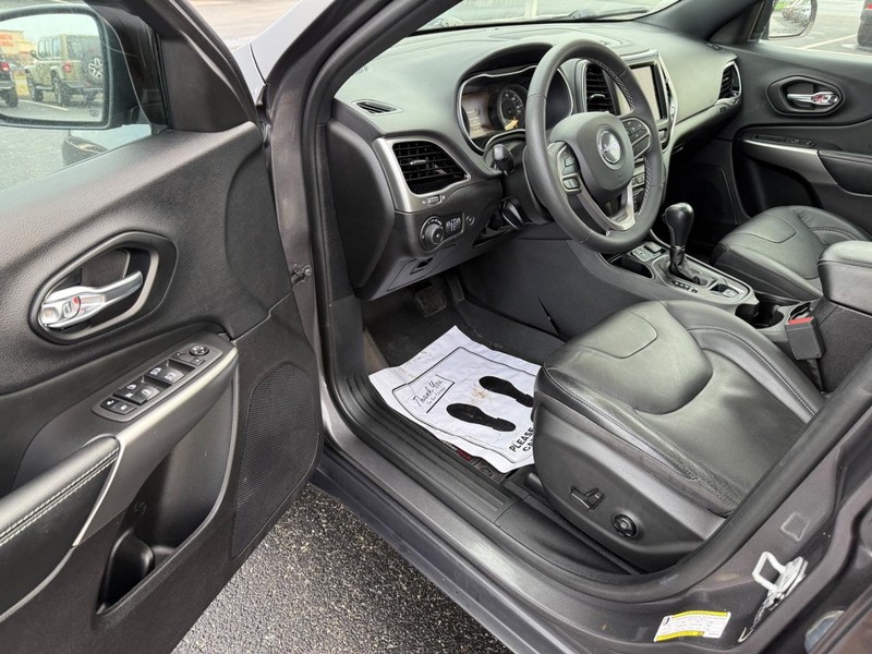 Jeep Cherokee Vehicle Full-screen Gallery Image 19