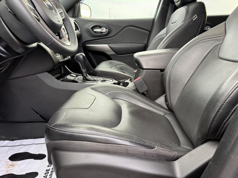 Jeep Cherokee Vehicle Full-screen Gallery Image 20