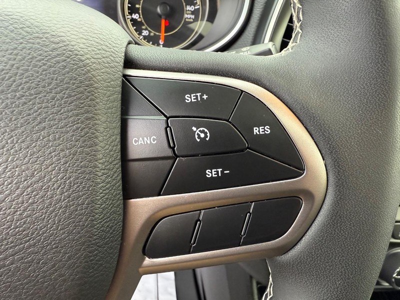 Jeep Cherokee Vehicle Full-screen Gallery Image 23