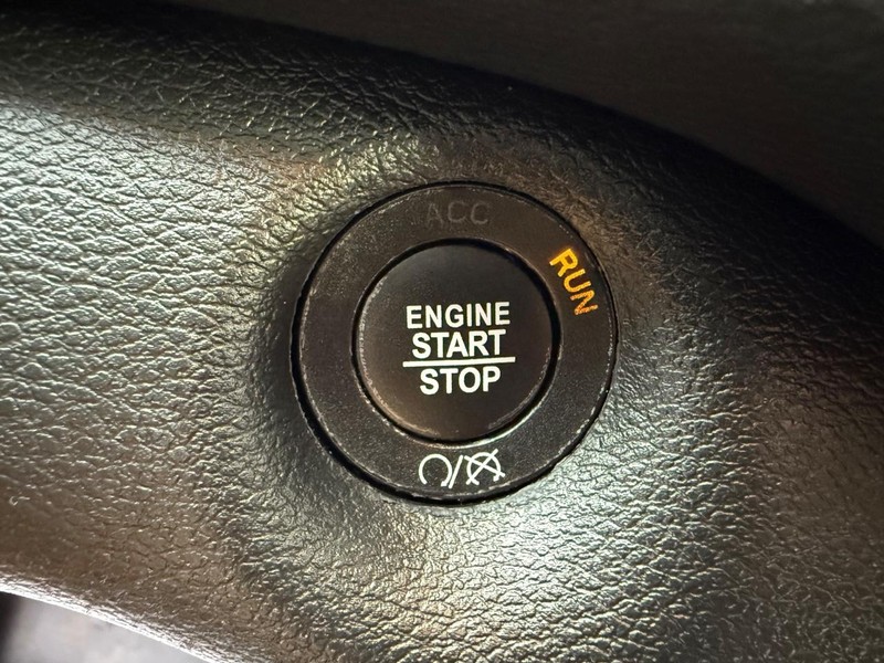 Jeep Cherokee Vehicle Full-screen Gallery Image 24