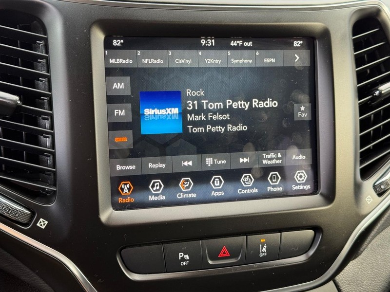 Jeep Cherokee Vehicle Full-screen Gallery Image 25