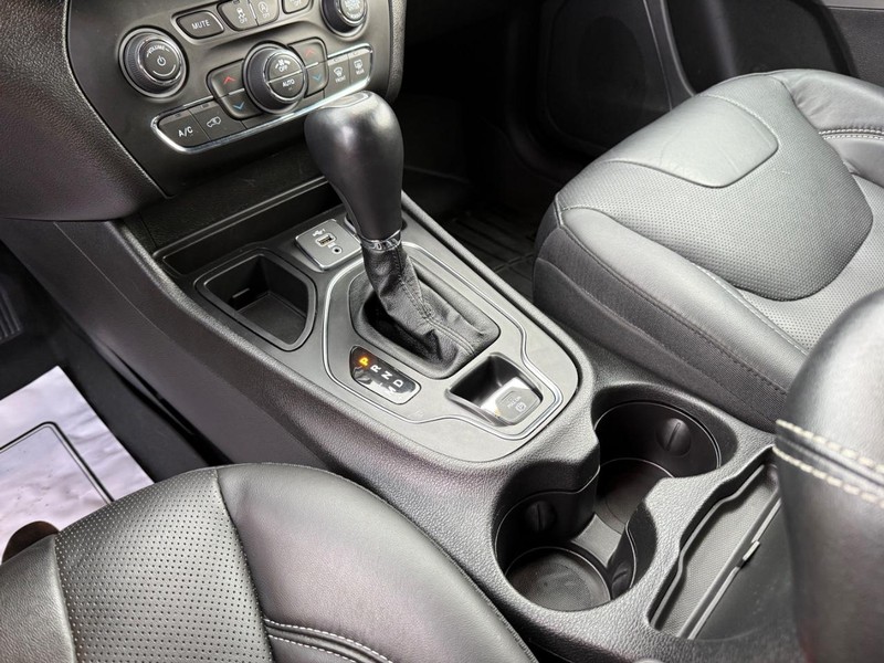 Jeep Cherokee Vehicle Full-screen Gallery Image 29