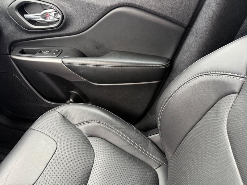 Jeep Cherokee Vehicle Full-screen Gallery Image 30