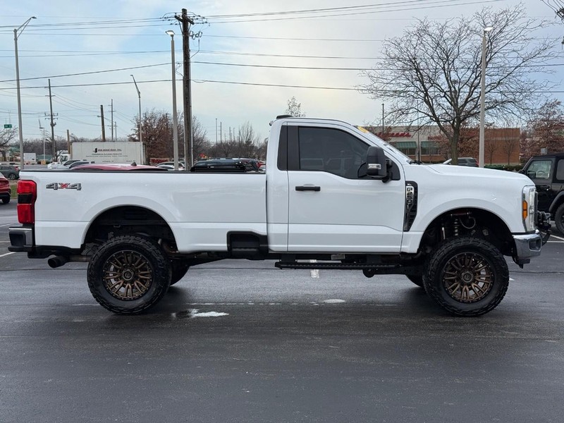 Ford Super Duty F-250 SRW Vehicle Full-screen Gallery Image 02