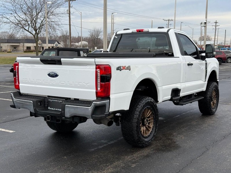 Ford Super Duty F-250 SRW Vehicle Full-screen Gallery Image 03