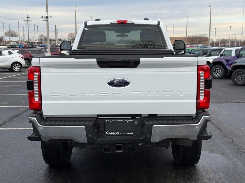 Ford Super Duty F-250 SRW Vehicle Full-screen Gallery Image 04