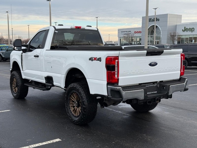 Ford Super Duty F-250 SRW Vehicle Full-screen Gallery Image 05
