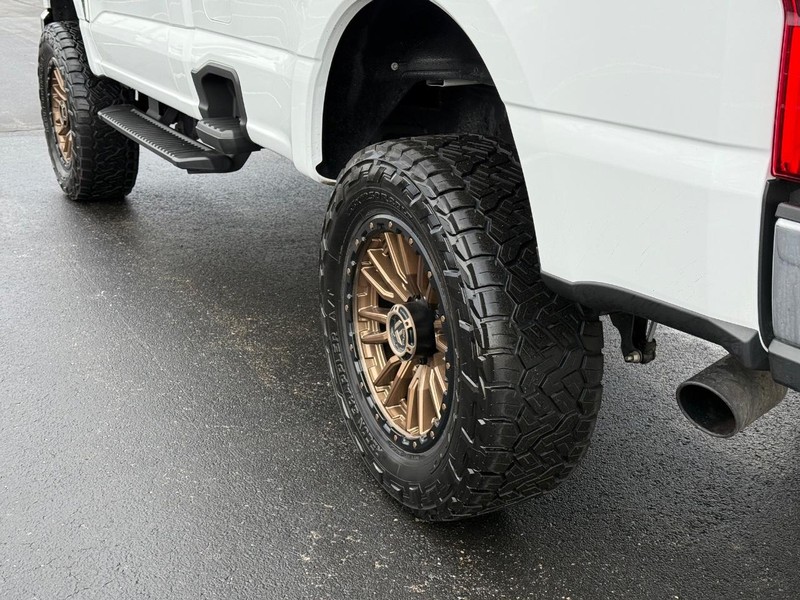 Ford Super Duty F-250 SRW Vehicle Full-screen Gallery Image 06