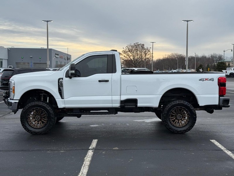 Ford Super Duty F-250 SRW Vehicle Full-screen Gallery Image 08