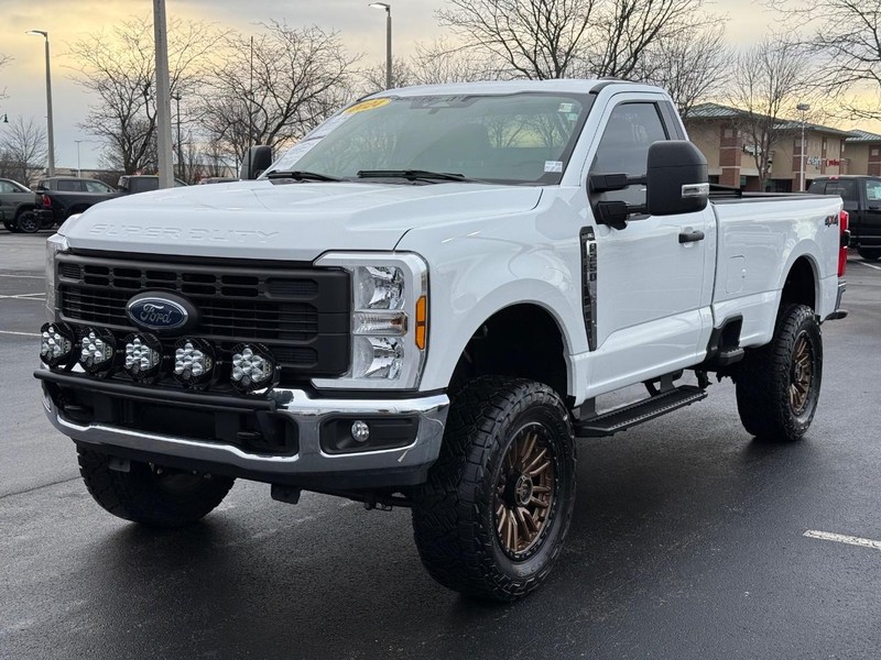 Ford Super Duty F-250 SRW Vehicle Full-screen Gallery Image 09