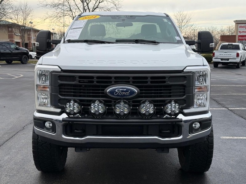 Ford Super Duty F-250 SRW Vehicle Full-screen Gallery Image 10