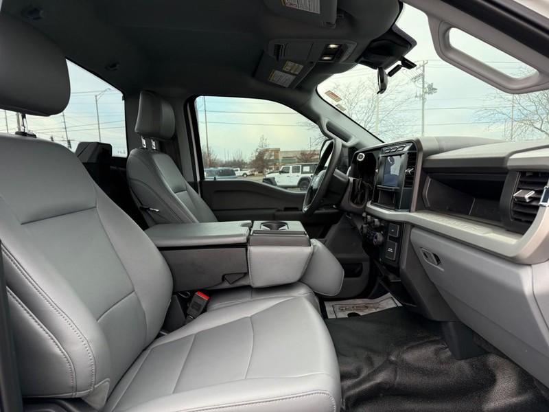 Ford Super Duty F-250 SRW Vehicle Full-screen Gallery Image 11