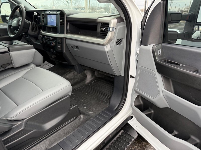 Ford Super Duty F-250 SRW Vehicle Full-screen Gallery Image 12