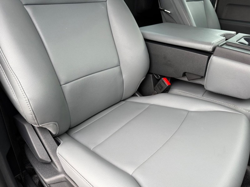 Ford Super Duty F-250 SRW Vehicle Full-screen Gallery Image 13