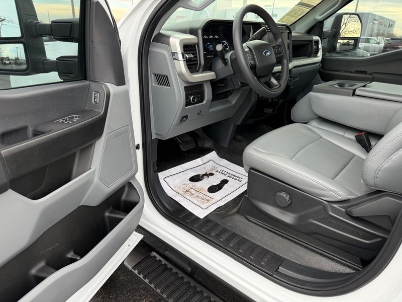 Ford Super Duty F-250 SRW Vehicle Full-screen Gallery Image 14