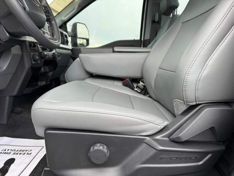 Ford Super Duty F-250 SRW Vehicle Full-screen Gallery Image 15