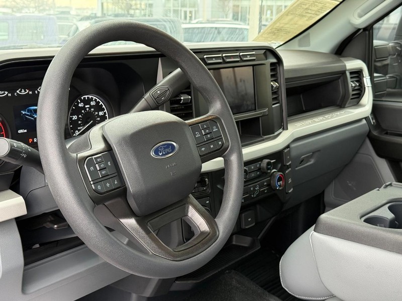 Ford Super Duty F-250 SRW Vehicle Full-screen Gallery Image 16