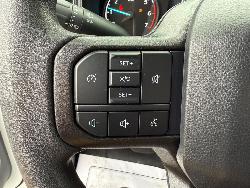 Ford Super Duty F-250 SRW Vehicle Full-screen Gallery Image 17