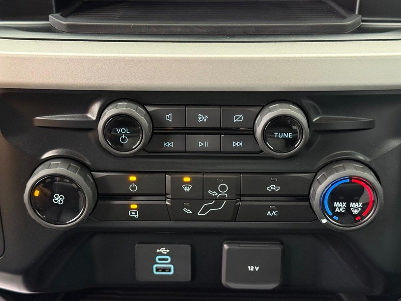 Ford Super Duty F-250 SRW Vehicle Full-screen Gallery Image 21