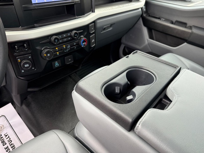 Ford Super Duty F-250 SRW Vehicle Full-screen Gallery Image 22