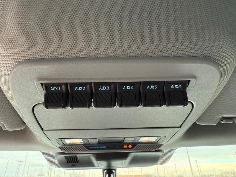 Ford Super Duty F-250 SRW Vehicle Full-screen Gallery Image 24