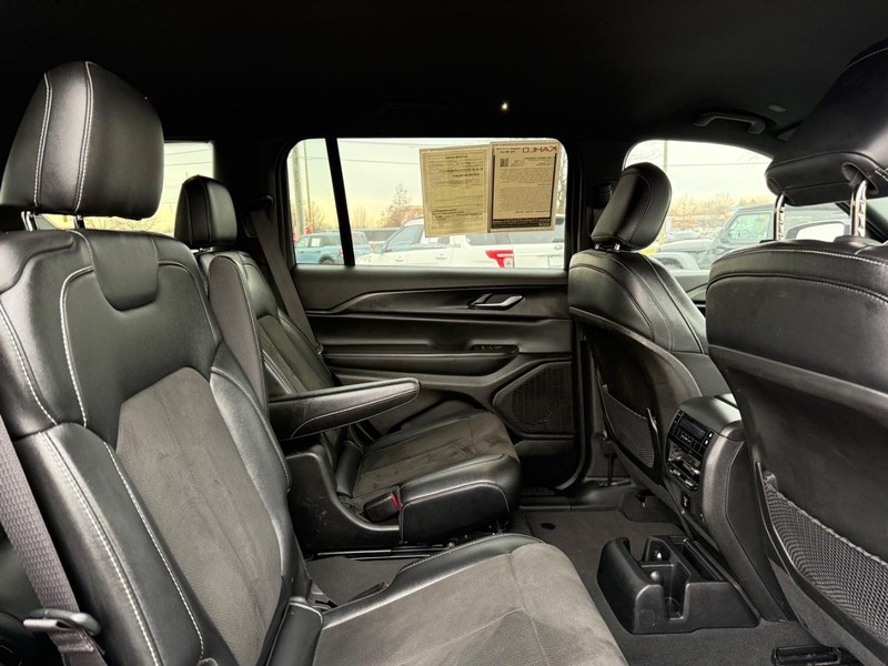 Jeep Grand Cherokee L Vehicle Full-screen Gallery Image 12