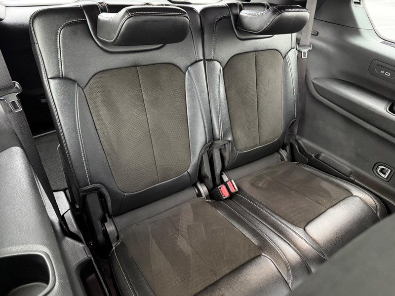 Jeep Grand Cherokee L Vehicle Full-screen Gallery Image 14