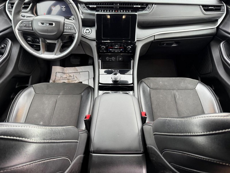 Jeep Grand Cherokee L Vehicle Full-screen Gallery Image 15