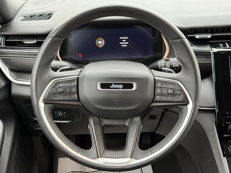 Jeep Grand Cherokee L Vehicle Full-screen Gallery Image 16