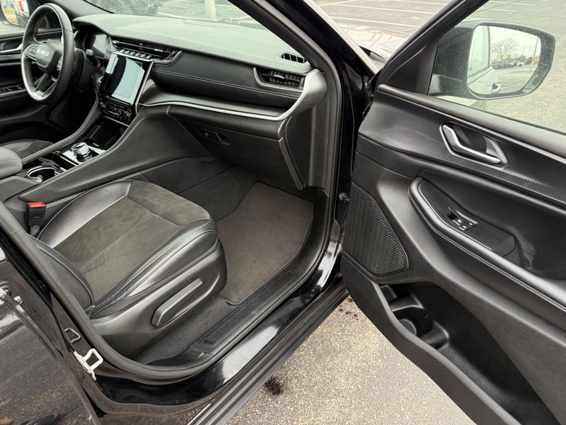 Jeep Grand Cherokee L Vehicle Full-screen Gallery Image 17