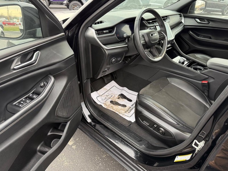 Jeep Grand Cherokee L Vehicle Full-screen Gallery Image 19