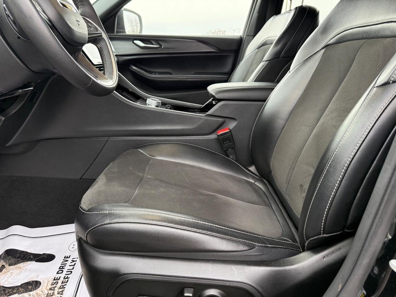 Jeep Grand Cherokee L Vehicle Full-screen Gallery Image 20