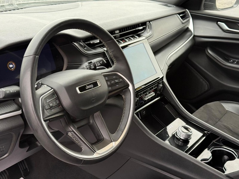 Jeep Grand Cherokee L Vehicle Full-screen Gallery Image 21