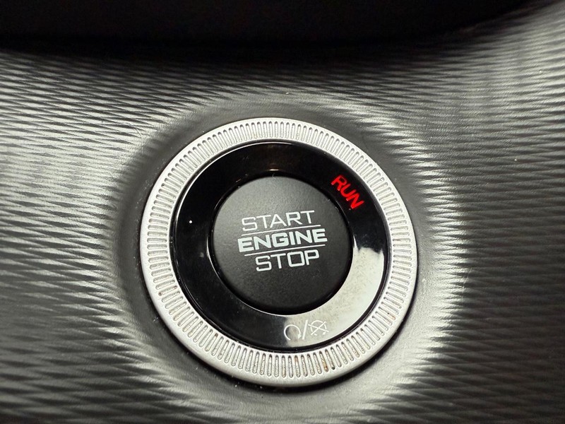 Jeep Grand Cherokee L Vehicle Full-screen Gallery Image 24