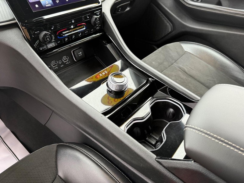 Jeep Grand Cherokee L Vehicle Full-screen Gallery Image 29