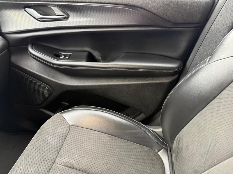 Jeep Grand Cherokee L Vehicle Full-screen Gallery Image 30