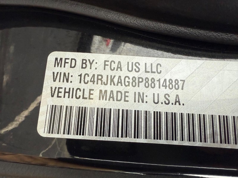 Jeep Grand Cherokee L Vehicle Full-screen Gallery Image 34