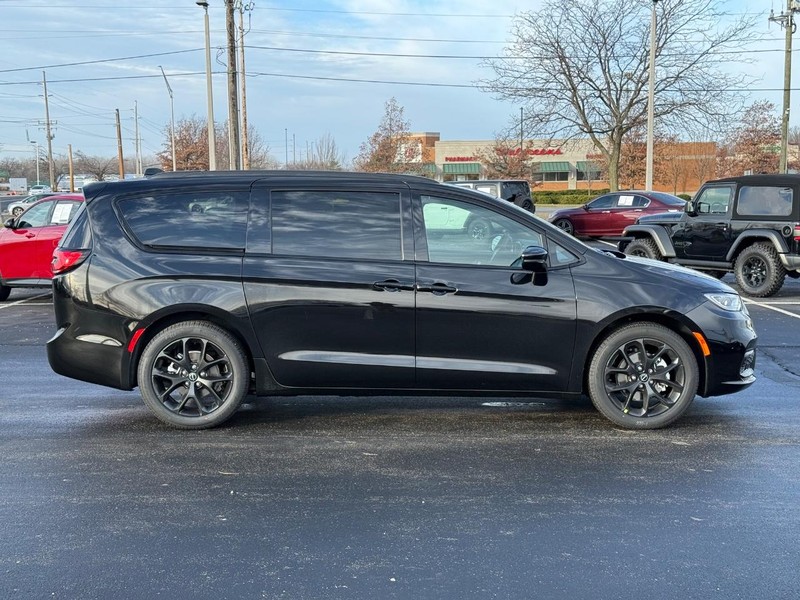 Chrysler Pacifica Vehicle Full-screen Gallery Image 2