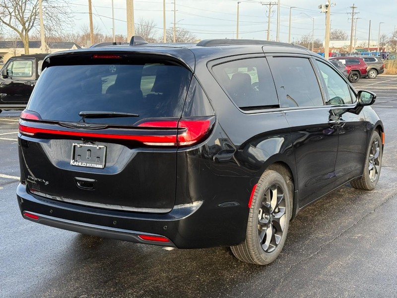 Chrysler Pacifica Vehicle Full-screen Gallery Image 3