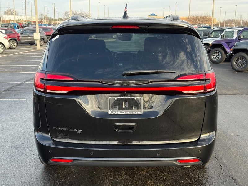 Chrysler Pacifica Vehicle Full-screen Gallery Image 4