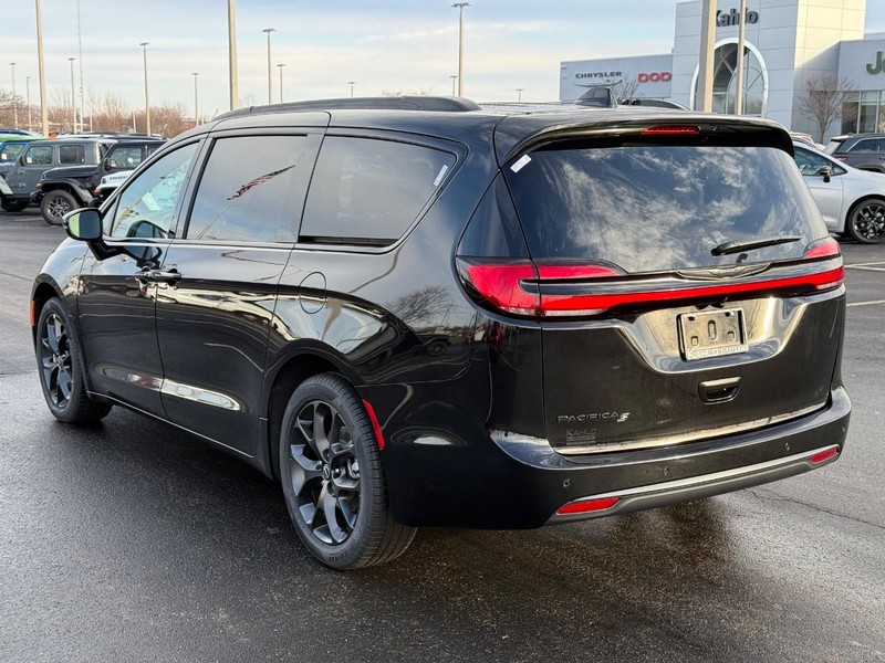 Chrysler Pacifica Vehicle Full-screen Gallery Image 5