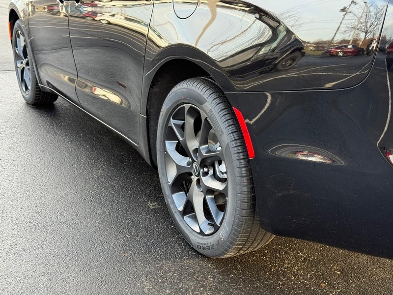 Chrysler Pacifica Vehicle Full-screen Gallery Image 6