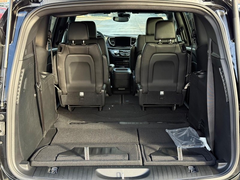 Chrysler Pacifica Vehicle Full-screen Gallery Image 7