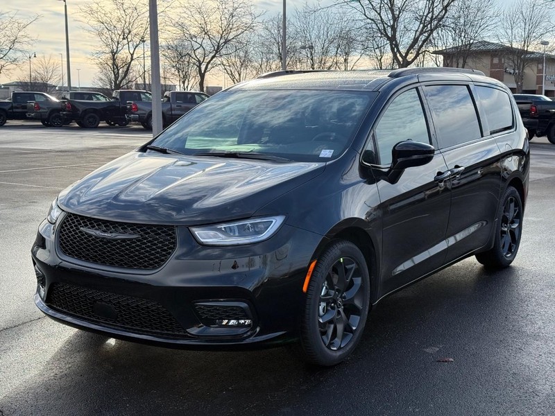 Chrysler Pacifica Vehicle Full-screen Gallery Image 9