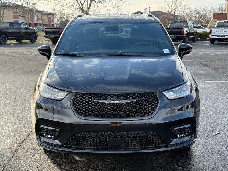 Chrysler Pacifica Vehicle Full-screen Gallery Image 10